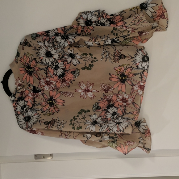 Floral blouse ruffle sleeves never worn - Picture 4 of 5